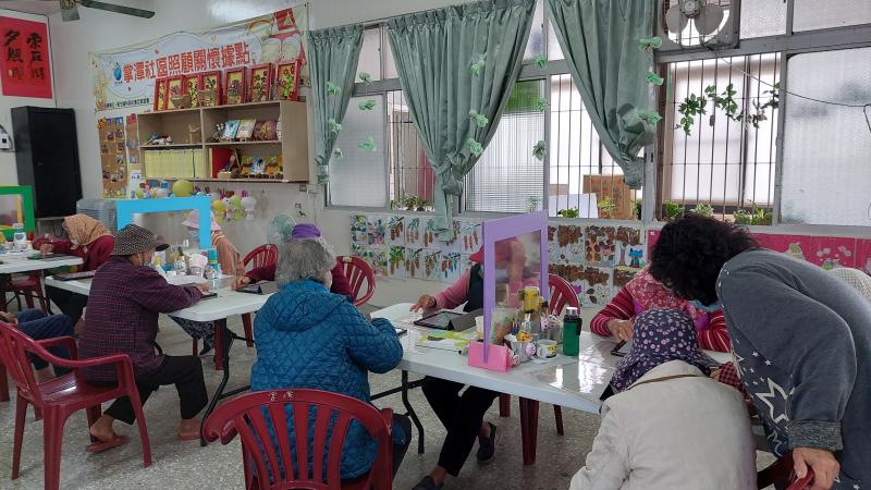 大家認真上課，課程中還有志工琴姐協助課程進行