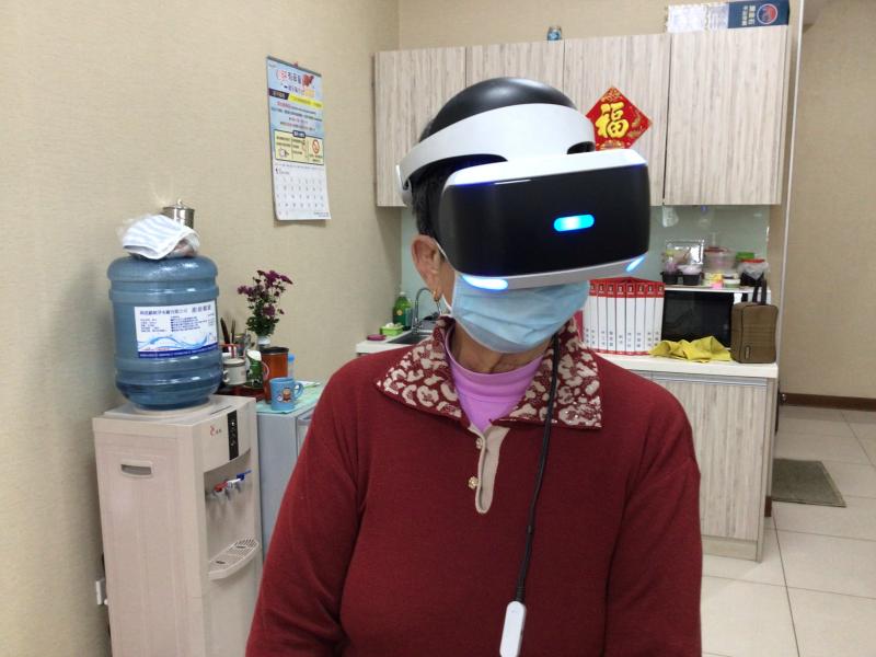 社區長者VR體驗海底世界