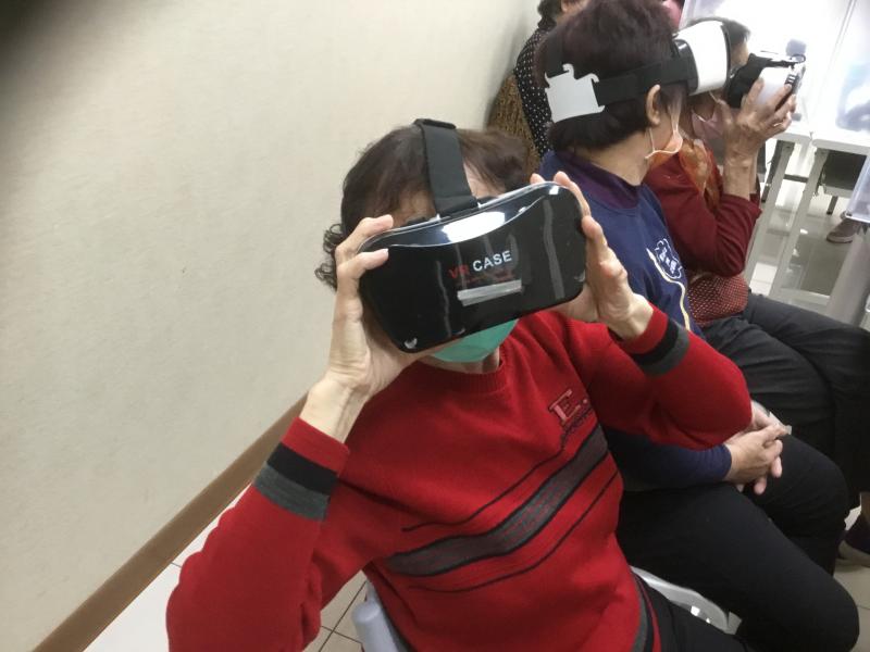 社區長者體驗3D眼鏡進入3D外太控世界