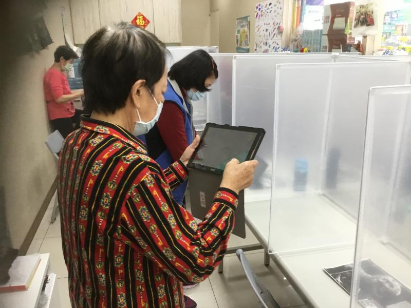 社區長者體驗AR侏儸紀恐龍世界