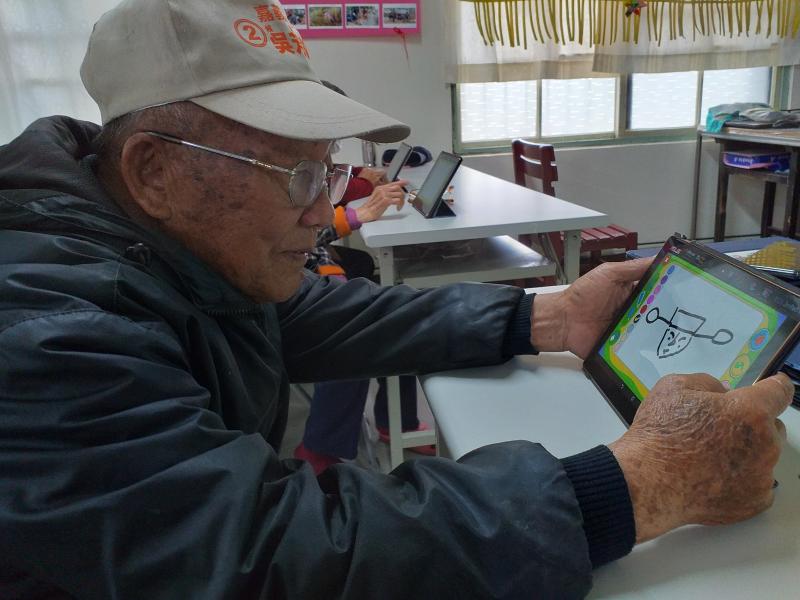 阿公自行發揮創意用平板畫出財神爺