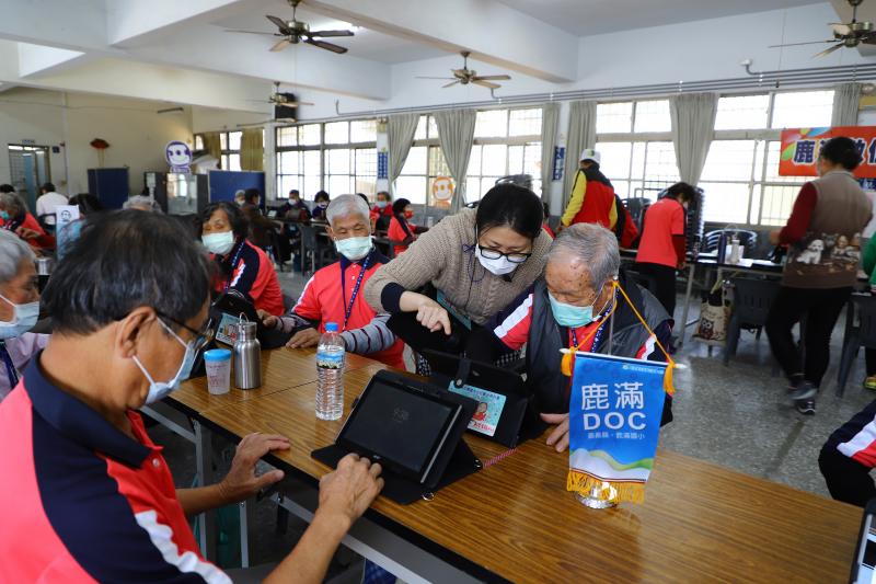 講師個別指導民眾如何拍照