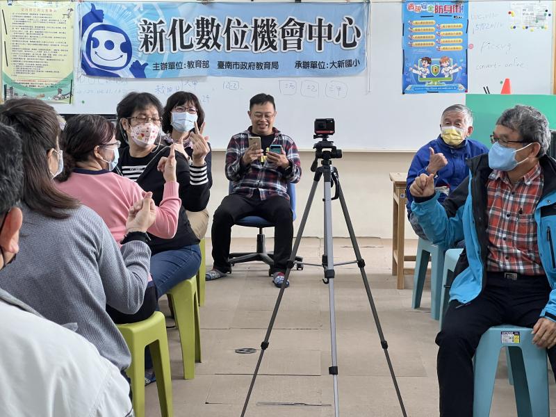 教室裡練習拍攝環景相機