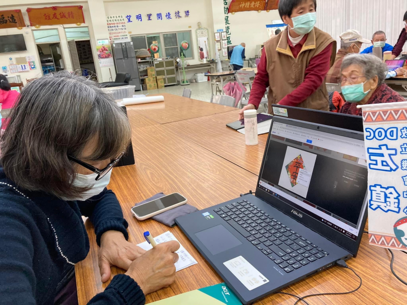 認真的學員做著筆記