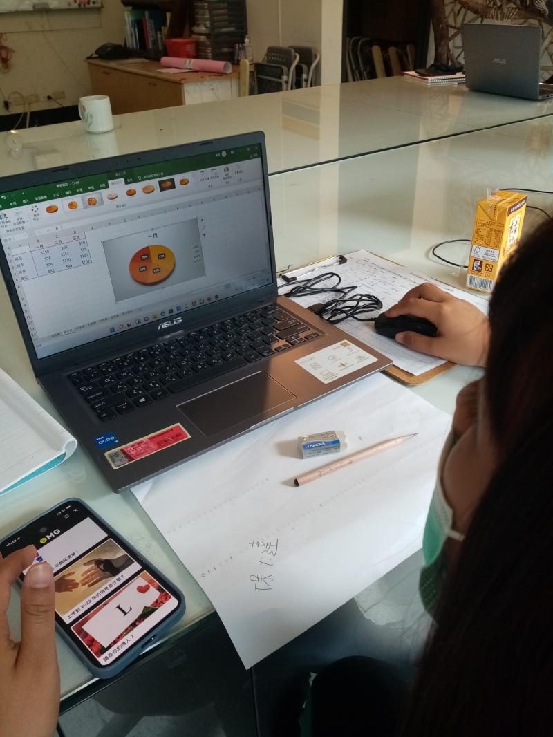 學員在電腦前製作工作表及圖表