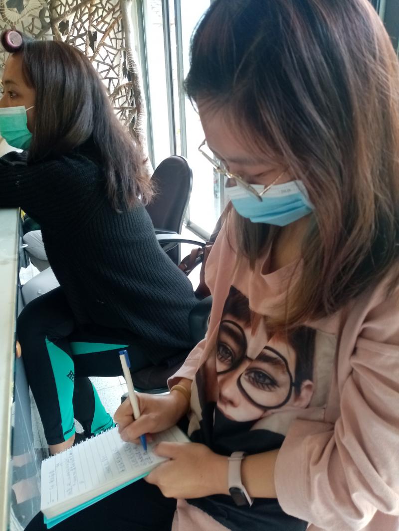 學員在筆記本上紀錄內容