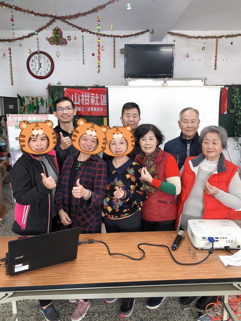 透過美圖秀秀APP軟體，大家利用萌拍來拍張像喲