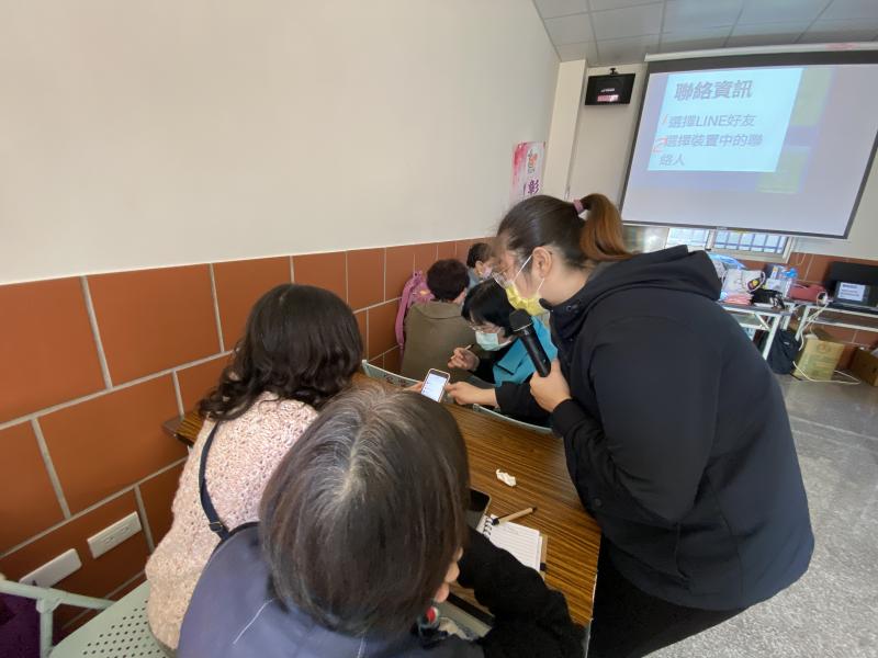 學員們認真抄寫筆記