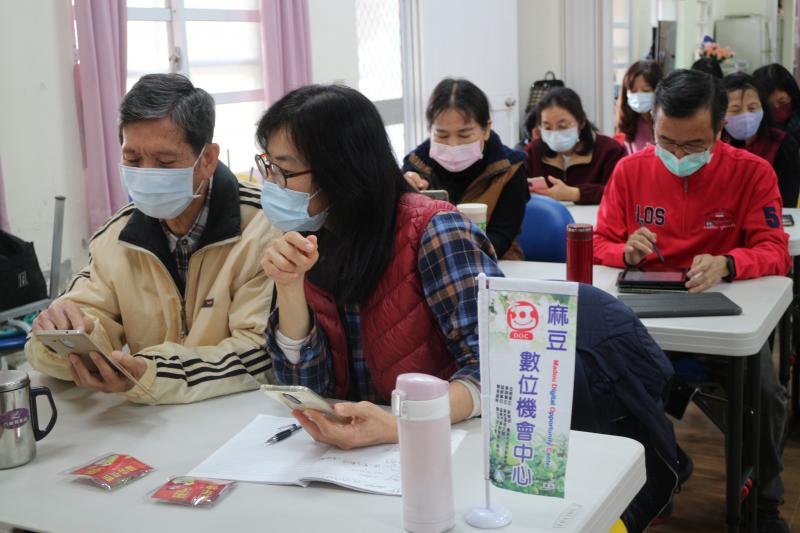 學員很用心學習,老師教導的課程。