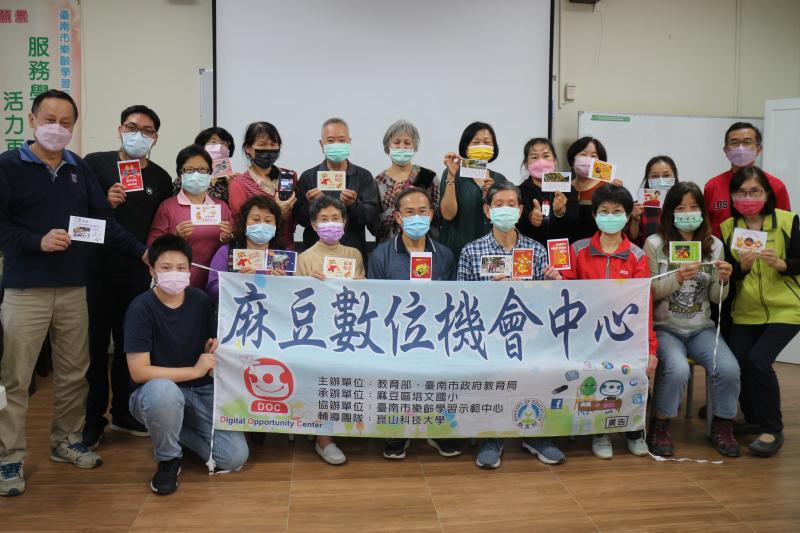 課程結束,學員開心拿著作品和老師合照