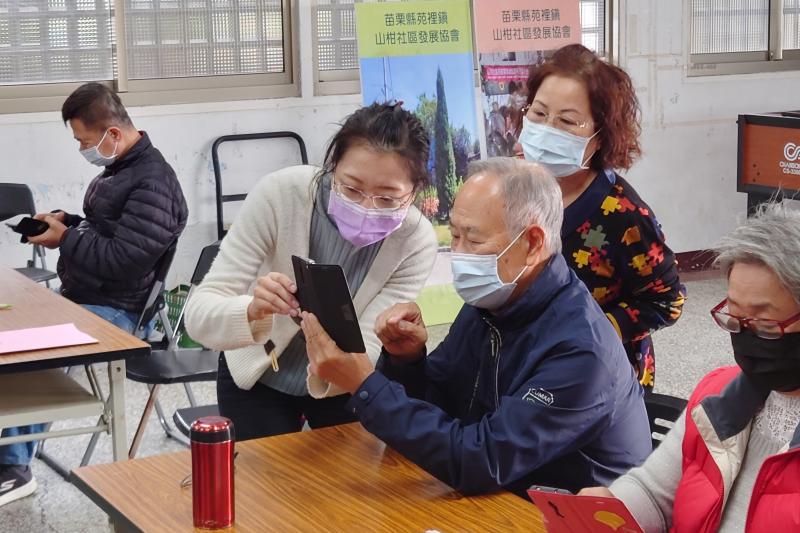 講師指導社區民眾使用美圖秀秀 APP 軟體，經由美圖編修 APP 玩樂趣味性，提升民眾數位學習能力