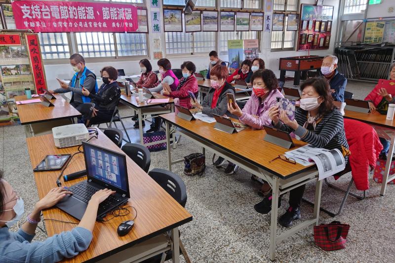 講師說明Google Meet 視訊會議，讓社區民眾了解Meet的使用方式。透過線上學習方式，使自己學習不停歇喔