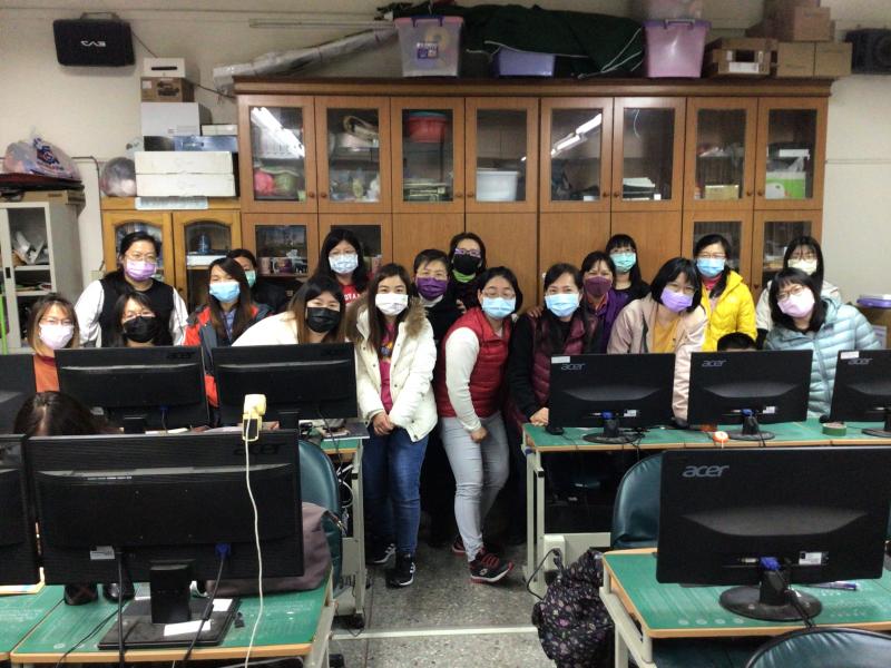 參與課程學員結訓大合照畫面