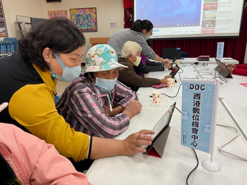 協助學員平板操作