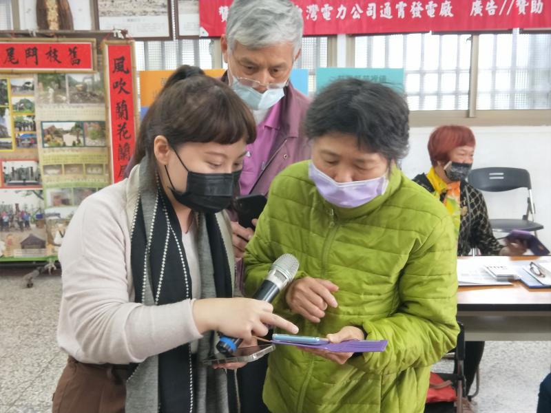 老師指導學員美圖秀秀 APP 軟體