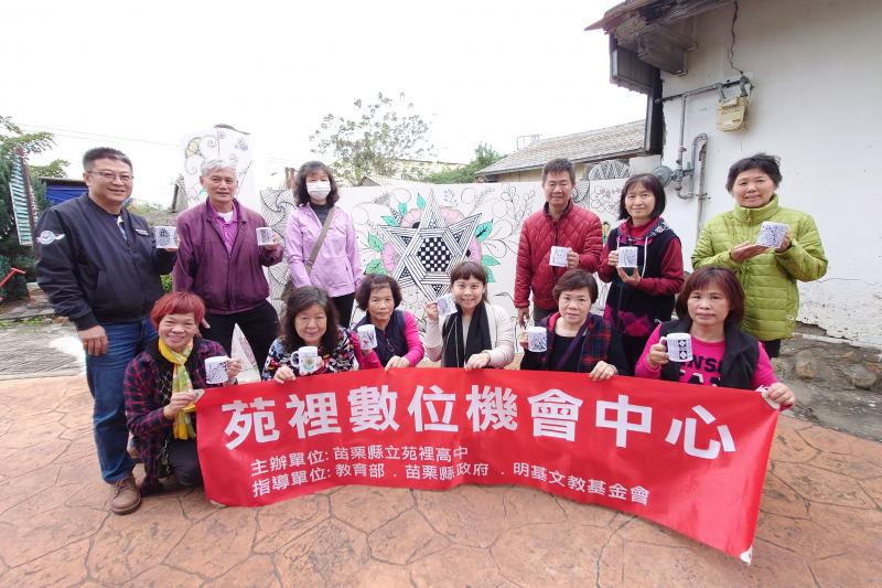 學員們展示自己的纏繞風馬克杯，一起為課程合影紀念