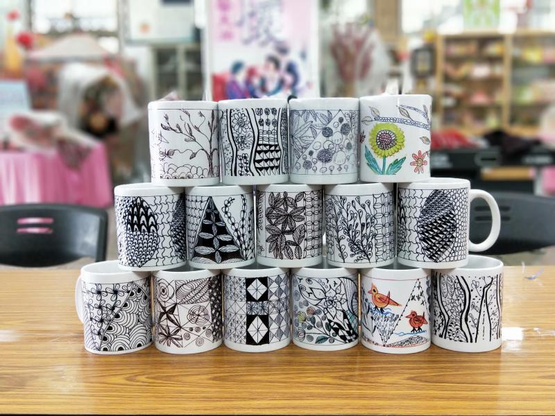 展示學員們用心做出的熱轉印纏繞馬克杯作品