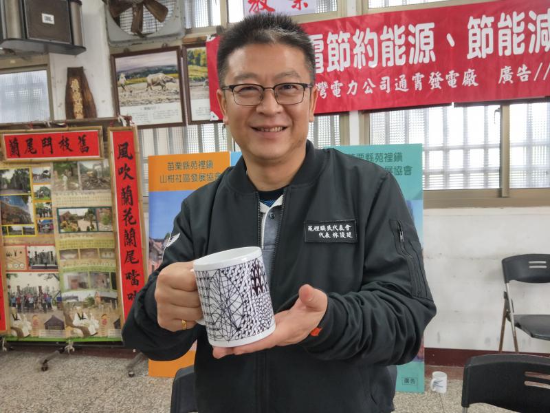 學員展示自己的纏繞馬克杯作品