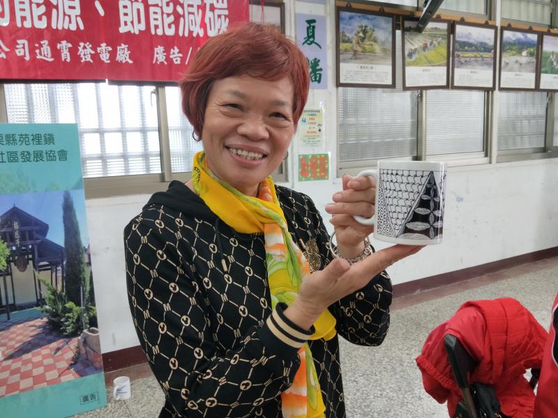 學員展示自己的熱轉印纏繞馬克杯作品