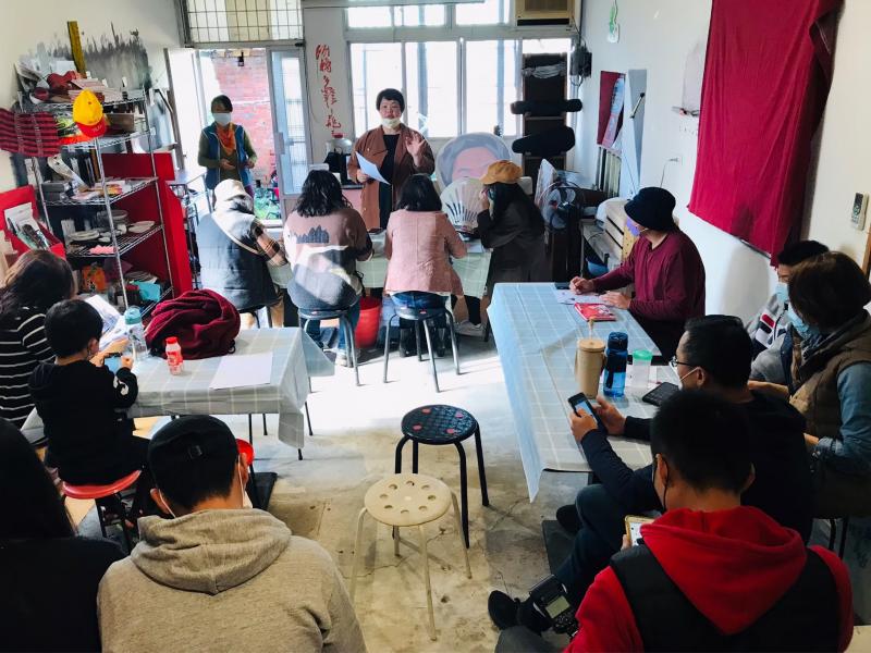 大家在老房子整修的教室一起上攝影課