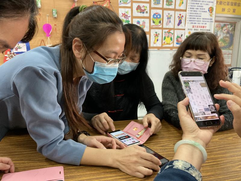 講師以小組方式進行APP解說、操作，讓學員可以學習更有效率。