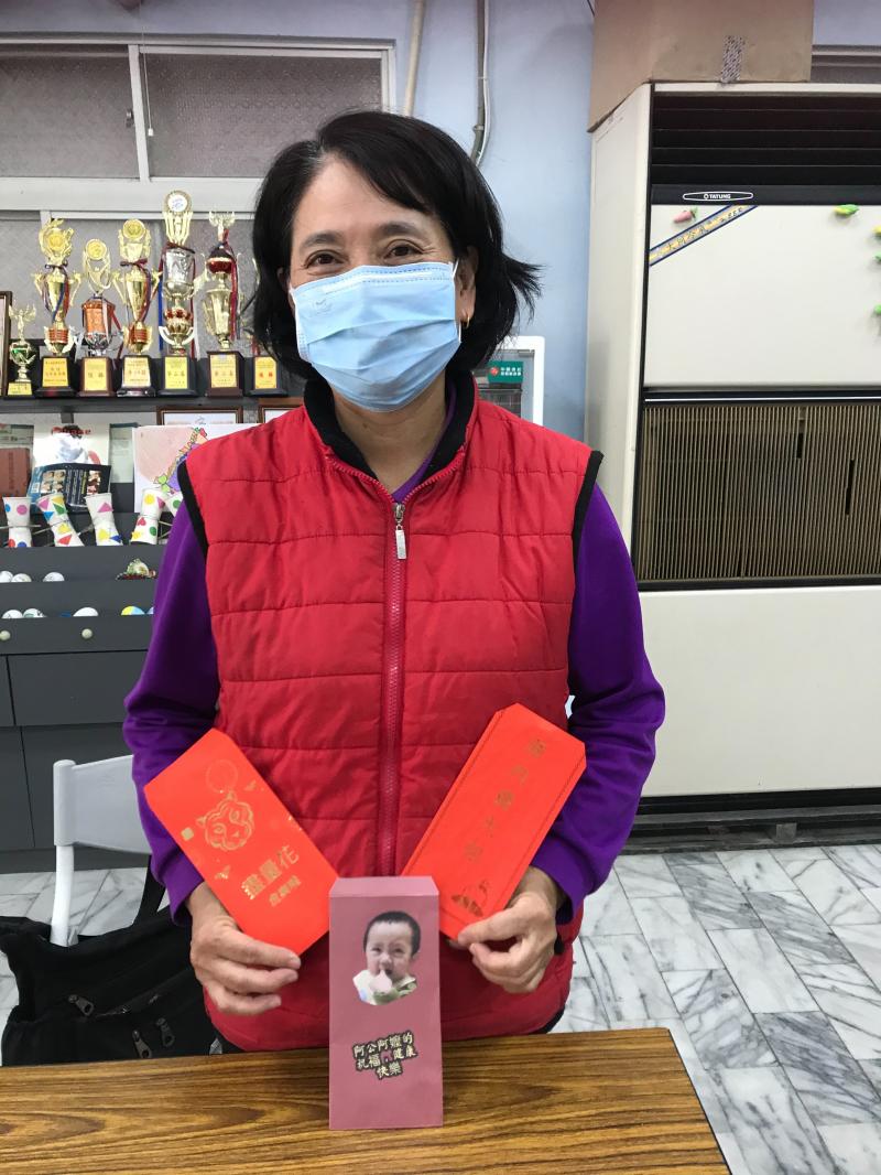 阿嬤不僅設計了趣味紅包袋，也幫愛孫設計一個紅包袋呢。