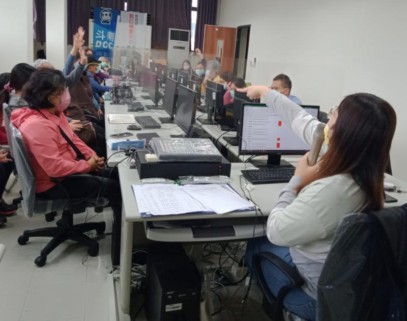 講師提問,學員們紛紛舉手回答,互動好熱絡