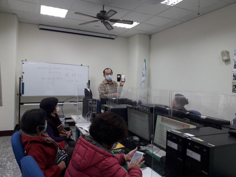 張老師與學員互相分享討論所遇到的親身經歷,魔鬼藏在細節裡,英文字差一點詐騙網站無所不在.