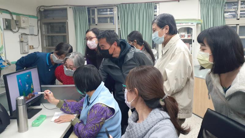 老師幫學員解決困難問題，讓學員更清楚的操作。