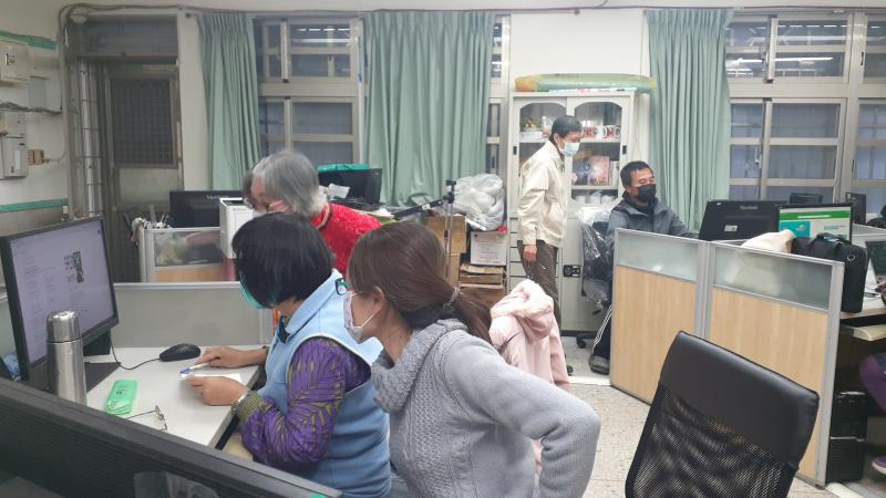 學員有問題互相討論。