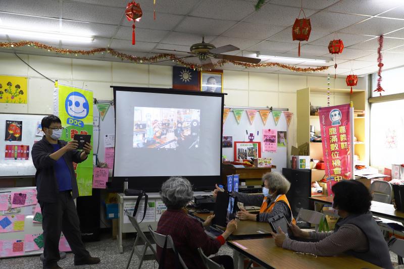 講師教導民眾如何拍照