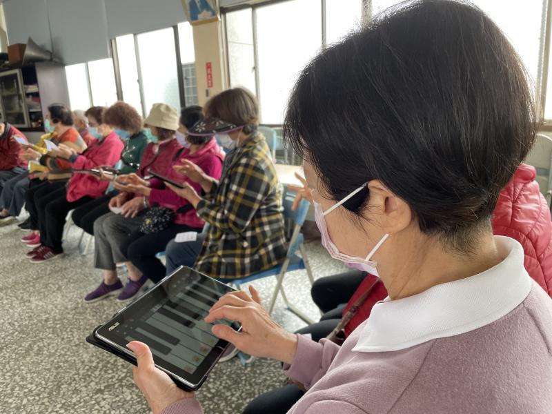 學員第一次用平板當樂器,既新奇又好玩,,大伙都開心的上課中