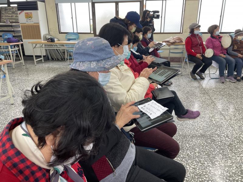 驗收成果,大伙認真表演,錄影中