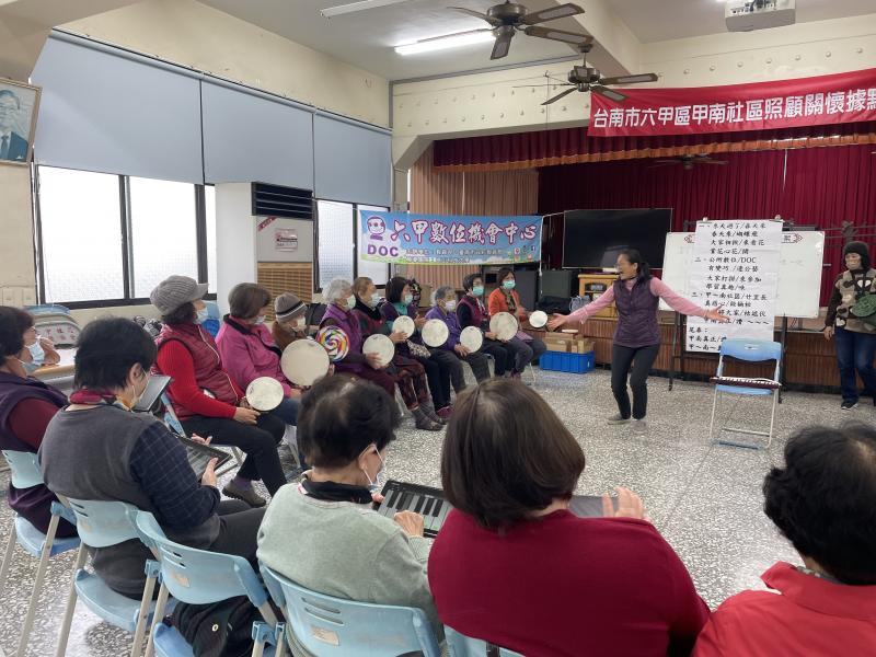 這次平板樂團結合手鼓和鈴鼓及老師的創作,終於完成千歲樂團演出