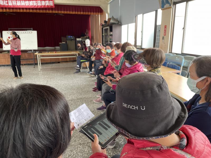 平板當樂器,,除了要記譜手指又要彈奏,  剛開始一團亂但都學得很開心.