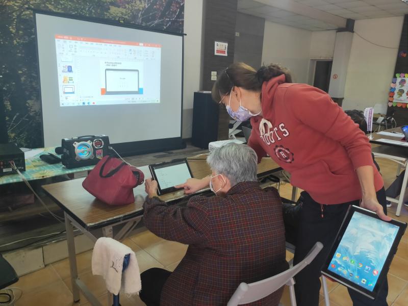 老師為長輩們講解平板電腦google的位置打入關鍵字