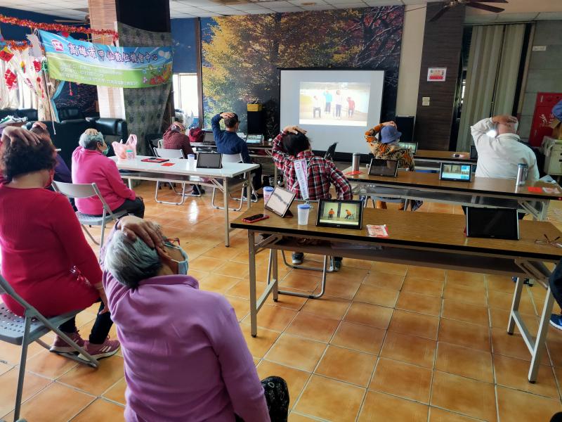 長輩們利用平板電腦搜尋適合高齡者的運動一起動一動