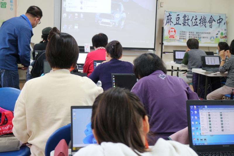 老師教學員用什麼方式來製作屬與自己的LINE貼圖。