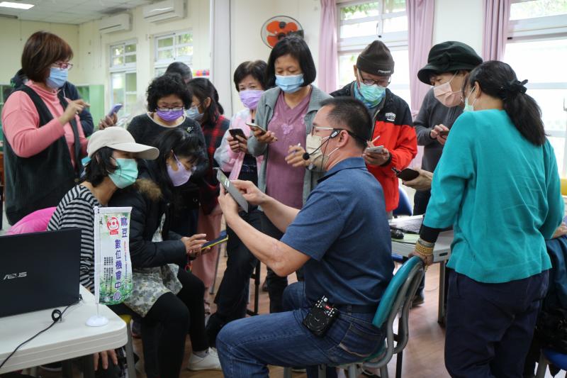 學員學習如何用製作LINE貼圖。