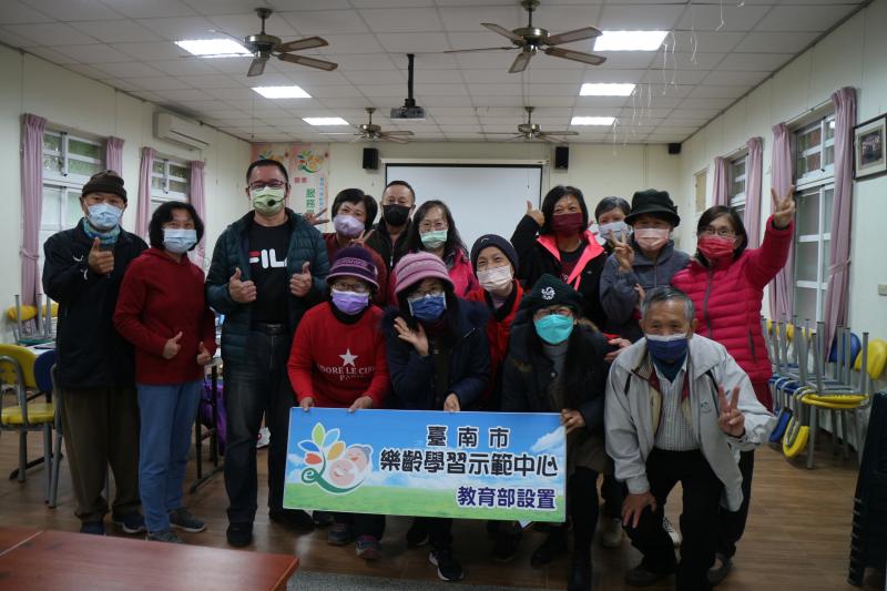 課程結束,學員和老師一起合照。