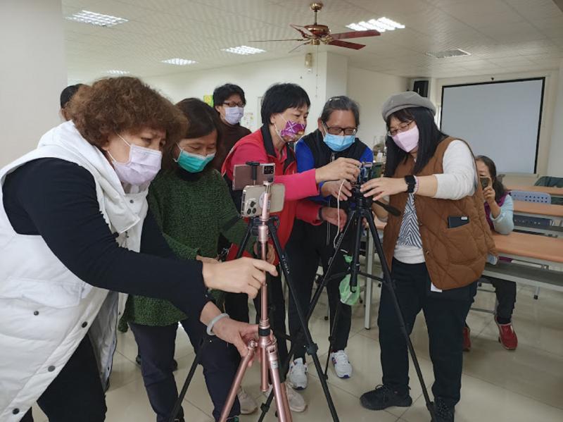 學員跟著老師利用腳架