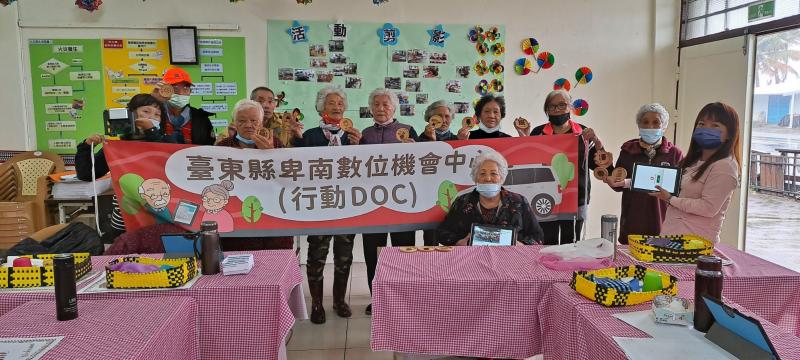 找出他們喜愛的圖騰，藉以新型科技雷雕機將圖騰印在杯墊上，看著雷雕機的運作讓他們了解到科技的進步，也因此感到嘖嘖稱奇呢