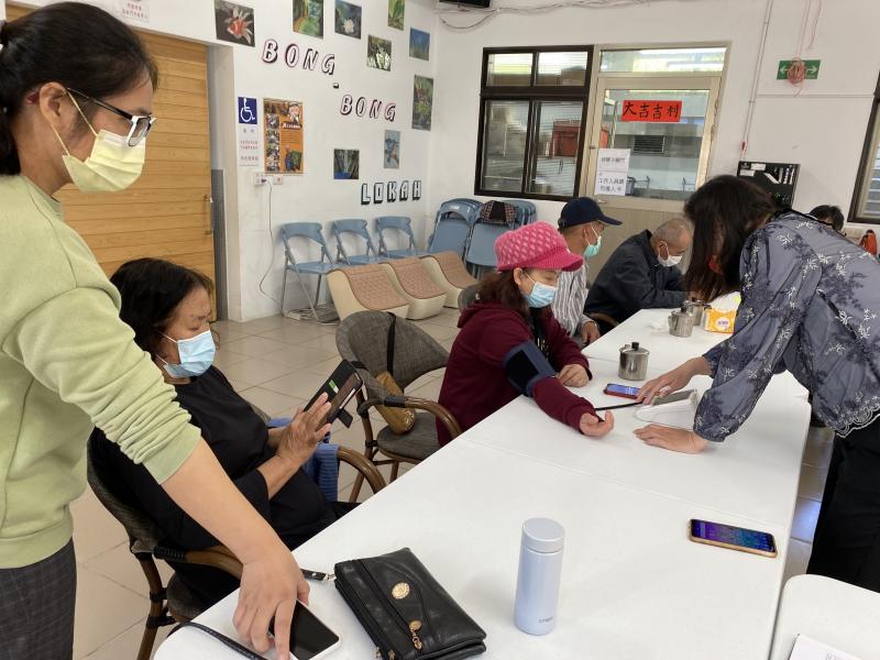 透過i顧健康綁定LINE帳號還能連動家人，家人也能夠隨時觀察長者的尖康情形。