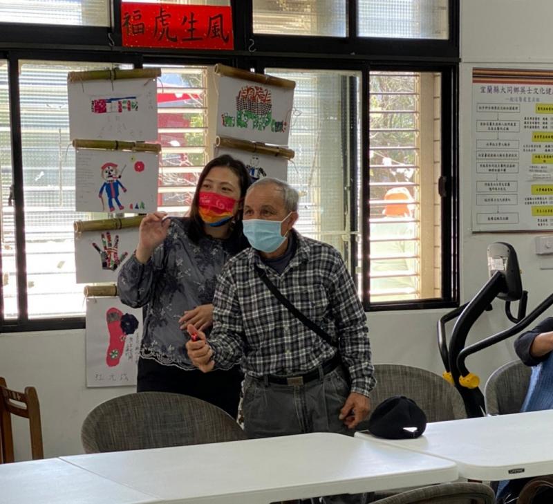 老師帶來SWITCH體感互動遊戲機讓長者體驗。長者掌握到遊戲的要領，也在當中找到樂趣，也會想要挑戰更多遊戲。