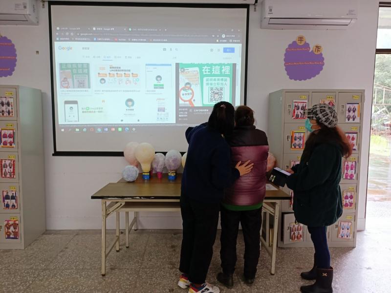 帶長者學習綁定疾管家官方帳號，學員會互相協助。