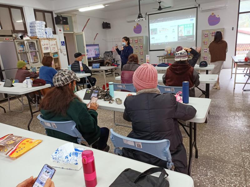 使用健身運動APP，選擇較簡易的伸展操，讓長者活動筋骨也暖暖身。