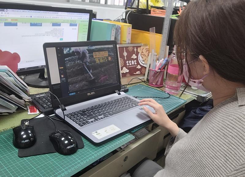 老師在DOC的辦公室教學，教學電腦編輯器。