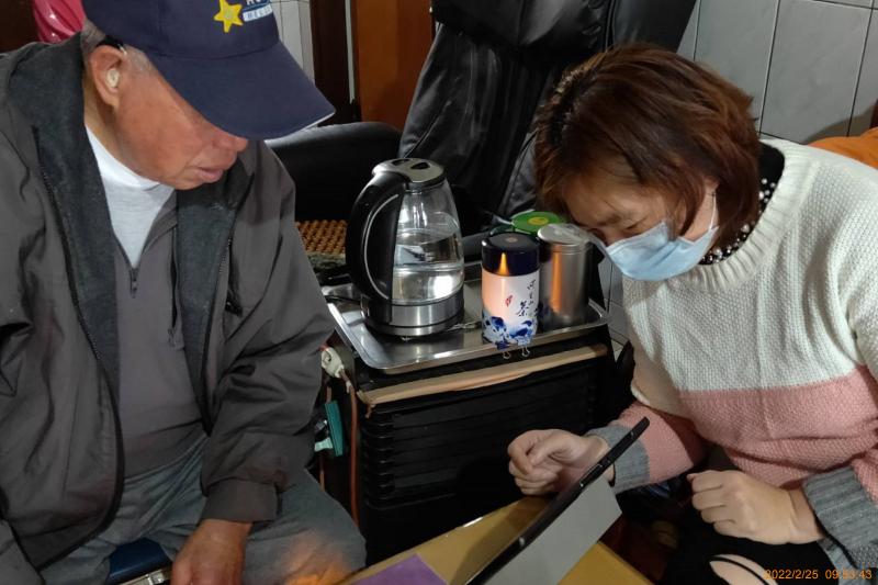 長者看E政府宣導影片都開心的笑了，原來不一定要在電視上才能看到疫情相關資訊，平板電腦也很方便。