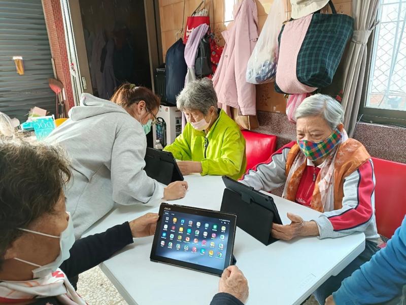 第二階段就讓學員學習使用APP來輸入文字並連動雷雕機。