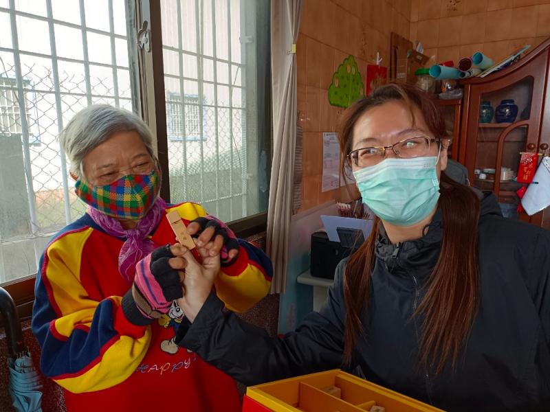 當長輩拿到完成的木笛，並看到自己的名字雕刻在上面時，都會開心拿起吹出聲音，超開心~~~